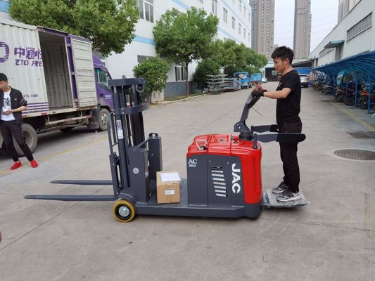 Le chariot élévateur équilibré électrique Walkie écartent les jambes les empileurs 1500kg